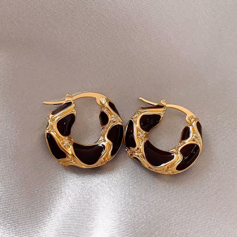 Pendientes dorados con detalles en esmalte negro, hipoalergenicos